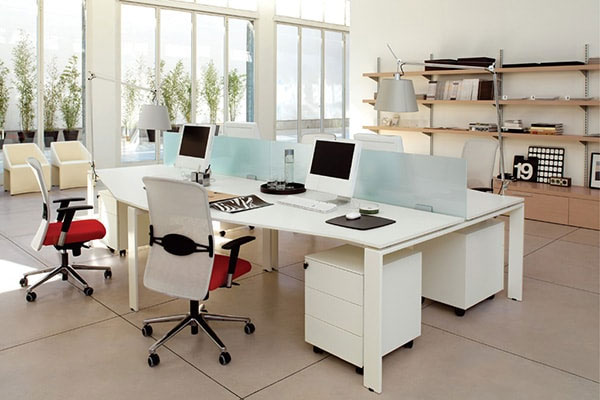 Kê bàn ở giữa phòng làm việc khiến bạn rơi vào thế bị cô lập