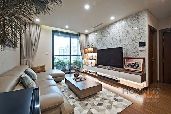 Sofa da bò thật màu be chính là điểm nhấn của không gian phòng khách