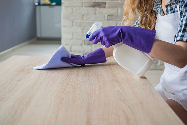 Sử dụng dung dịch tẩy rửa đồ gỗ chuyên dụng là cách nhanh nhất đánh bay mọi vết bẩn trên bàn ghế gỗ Sử dụng dung dịch tẩy rửa đồ gỗ chuyên dụng là cách nhanh nhất đánh bay mọi vết bẩn trên bàn ghế gỗ