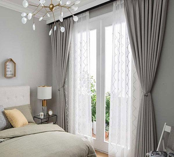 Nên chọn loại rèm cửa sáng màu với họa tiết nhẹ nhàng để trang trí cho căn phòng ngủ nhỏ