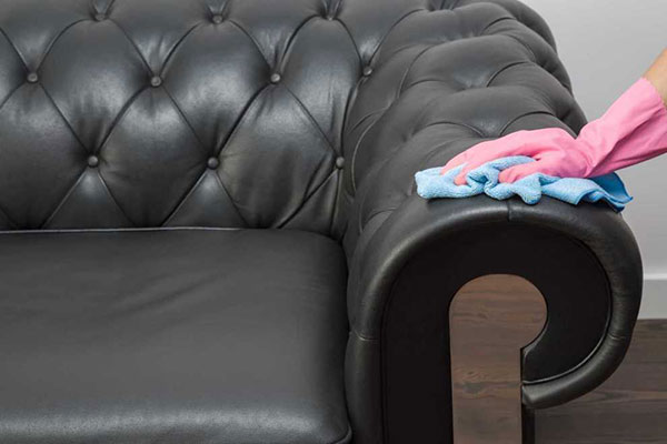 Ghế sofa da cần được vệ sinh đúng cách để tránh hiện tượng bong tróc có thể xảy ra