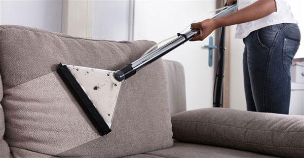 Sofa vải nên thường xuyên hút bụi làm sạch hàng tuần để tránh bụi bẩn bám lâu khó vệ sinh 